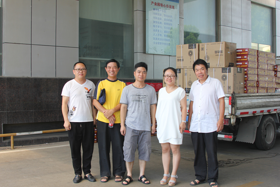 炎炎夏日高溫送清涼，溫嶺市總工會(huì)王靜副主席、鎮(zhèn)總工會(huì)主席徐海兵一行慰問(wèn)美機(jī)職工