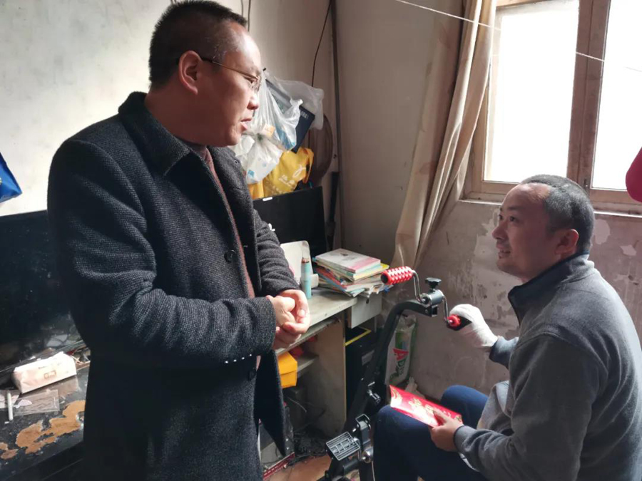 患難見(jiàn)真情，慰問(wèn)暖人心。公司工會(huì)主席楊志等看望慰問(wèn)患病職工史兆云