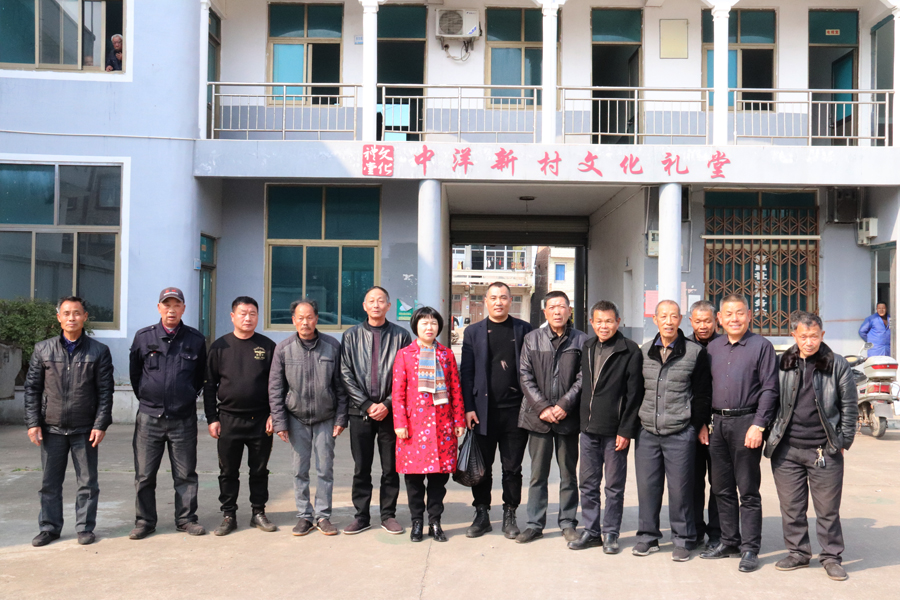 情系家鄉(xiāng)，回報(bào)社會(huì)。溫嶺市人大代表、美機(jī)副總經(jīng)理林燕飛、美機(jī)黨支部書(shū)記張繼富慰問(wèn)新河鎮(zhèn)中洋新村老人