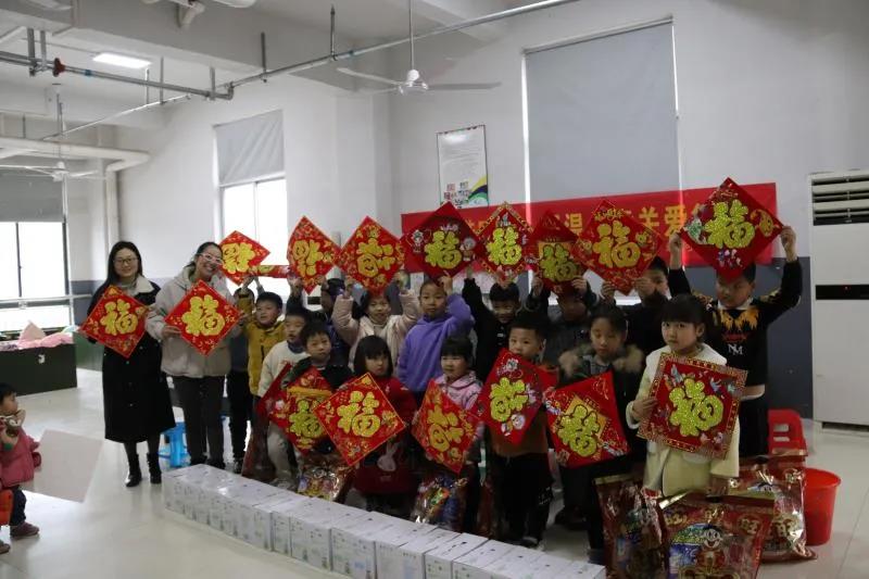 新河鎮(zhèn)婦聯(lián)主席顏丹陽、新河鎮(zhèn)團委書記葛璐瑤慰問美機職工子女